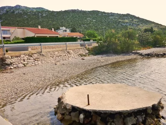 Seline pobřeží a pláž.