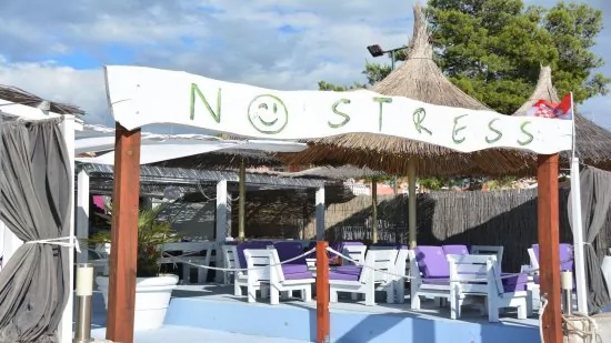 Bar při pláži Rezalište.