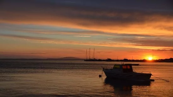 Novalja pobřeží a západ slunce.