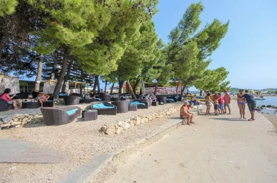 Vodice oblázková pláž.