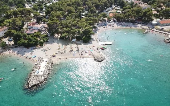 Krk letecký pohled na pobřeží a město.