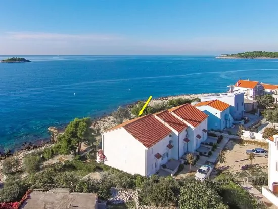 Letecký pohled na dům přímo u moře.