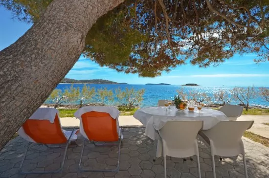 Lehátka a posezení u moře.