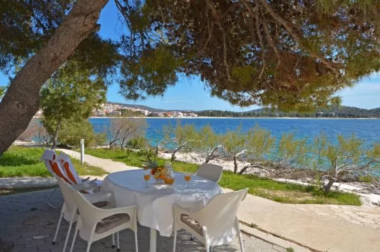 Lehátka a posezení u moře.