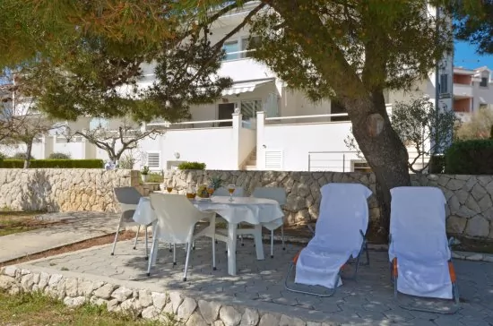 Lehátka a posezení u moře.