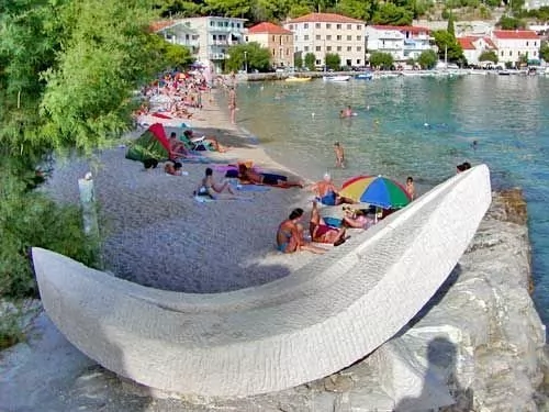 Mimice oblázková pláž s pozvolným vstupem do moře.