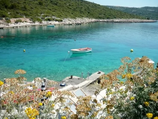 Betonová pláž ihned pod domem.