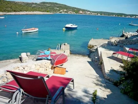 Moře a pláž ihned pod domem.