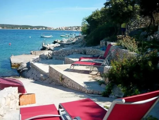 Betonová pláž ihned pod domem.