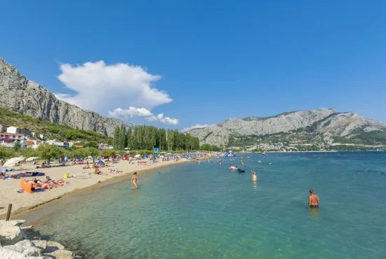 Duće písčitá pláž s pozvolným vstupem do moře.