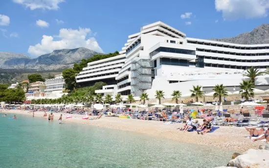 Podgora pláž s pozvolným vstupem do moře.