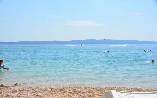 Podgora oblázková pláž s pozvolným vstupem do moře.