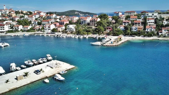 Seget Vranjica letecký pohled na pobřeží a moře. 