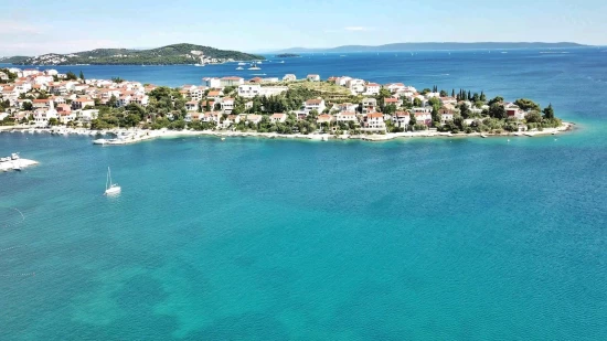 Seget Vranjica letecký pohled na pobřeží a moře. 