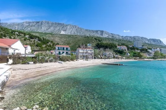 Dům je umístěn přímo u moře a pláže.