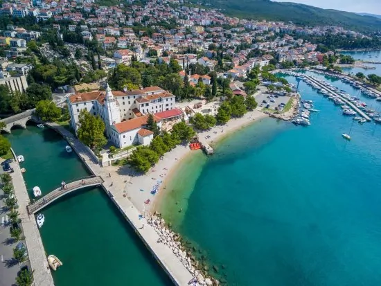 Crikvenica letecký pohled na pobřeží a město.