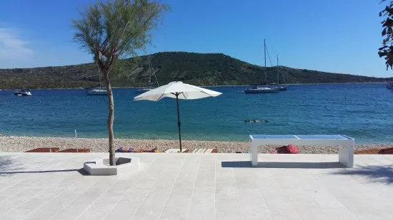 Primošten oblázková pláž pouze 70 m pěší chůzí.