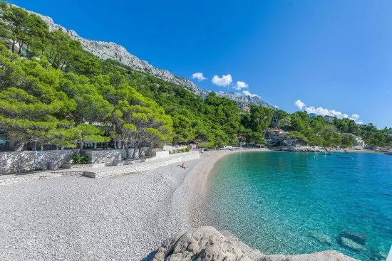 Brela oblázková pláž.