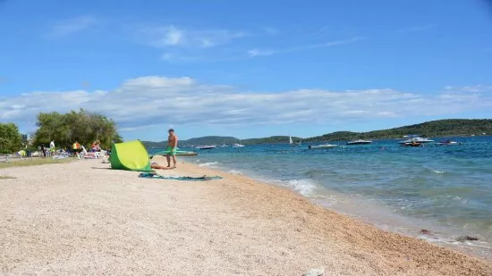 Srima oblázková pláž 280 m pěší chůzí.