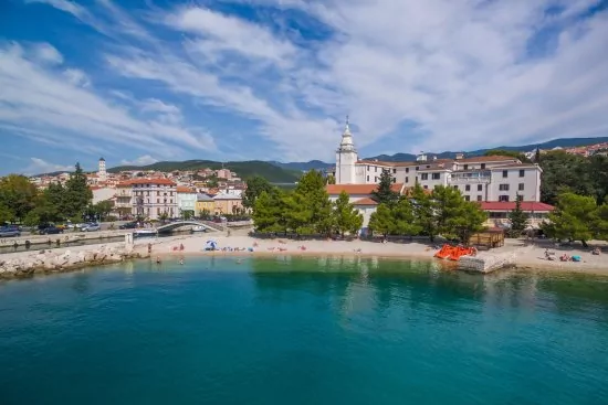 Crikvenica letecký pohled na pláž a město.