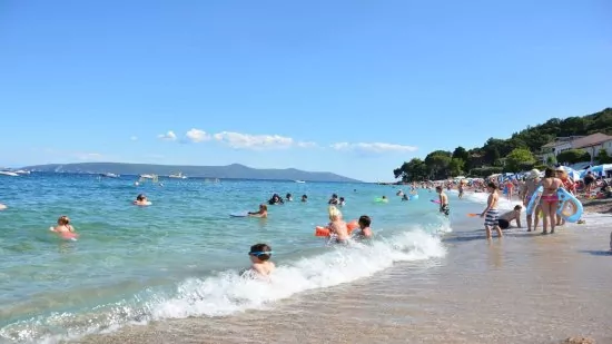 Mošćenička Draga pláž s pozvolným vstupem do moře.