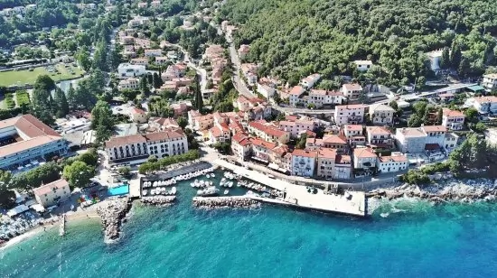 Mošćenička Draga letecký pohled na pobřeží.