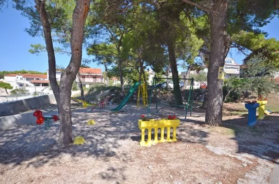 Tribunj pobřeží a dětské hřiště.