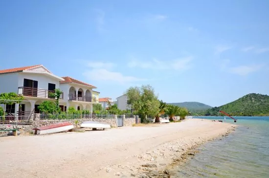 Pláž přímo před domem.