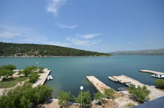 Jadrtovac moře a pláž.