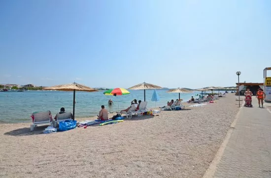 Srima oblázková pláž do 200 m od objektu.