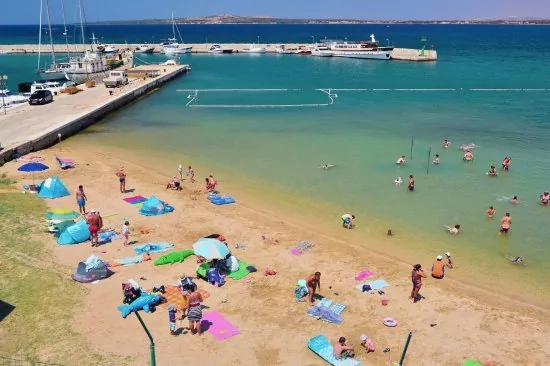 Pláž Mostina - Privlaka 1,3 km pěší chůzí.