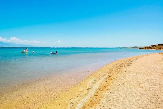 Pláž Mostina - Privlaka 1,3 km pěší chůzí.