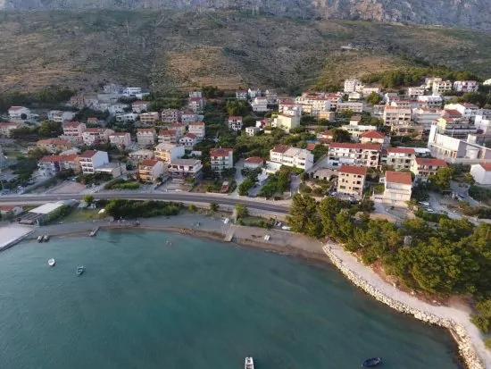 Duće letecký pohled na pobřeží a moře.