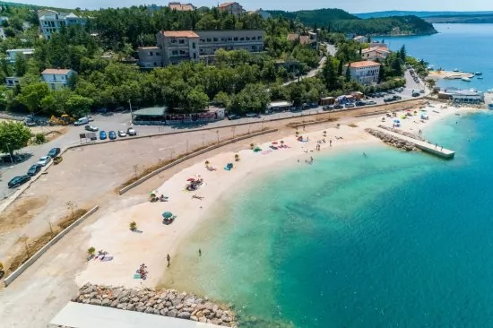 Jadranovo letecký pohled na pobřeží a moře.