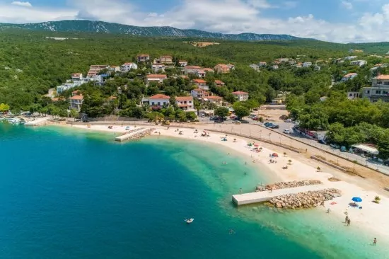 Jadranovo letecký pohled na pobřeží a moře.
