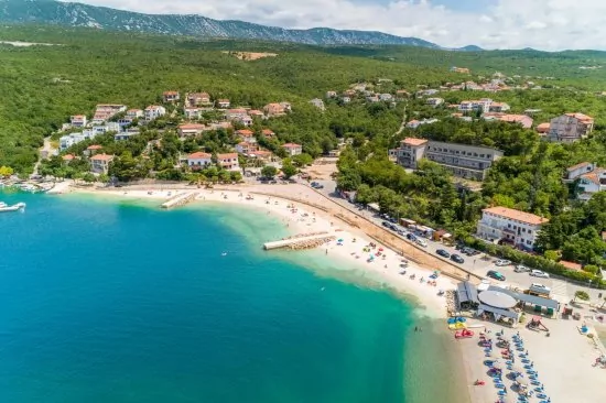 Jadranovo letecký pohled na pobřeží a moře.