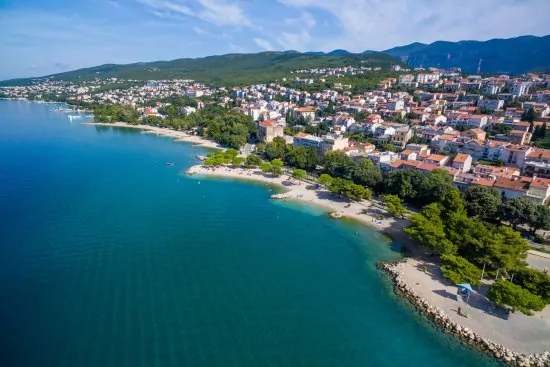 Crikvenica letecký pohled na pobřeží a město.