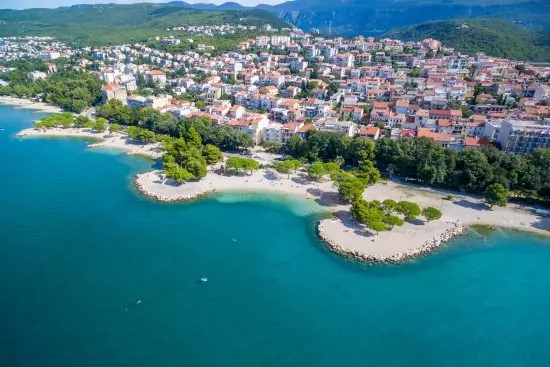 Crikvenica letecký pohled na pobřeží a město.