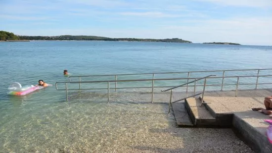 Valbandon oblázková pláž.