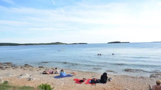 Valbandon oblázková pláž 980 m pěší chůzí.