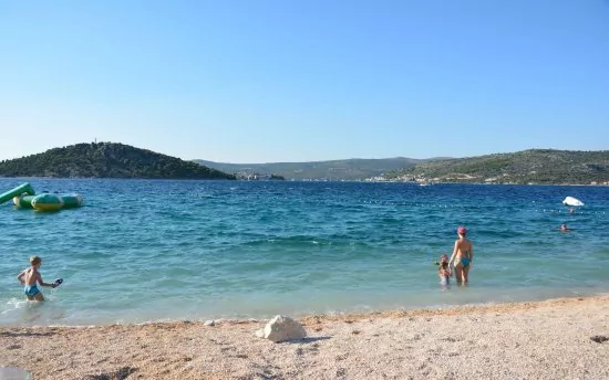 Oblázková pláž 280 m pěší chůzí.