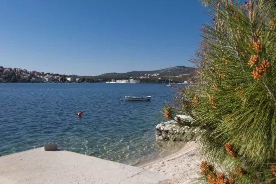 Oblázková pláž pouze 60 m pěší chůzí.