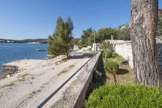 Moře a pláž kousek od objektu.