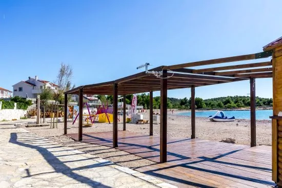 Rogoznica - oblázková pláž Sepurina.