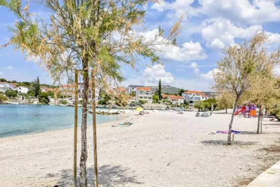 Moře a oblázková pláž s pozvolným vstupem do moře.