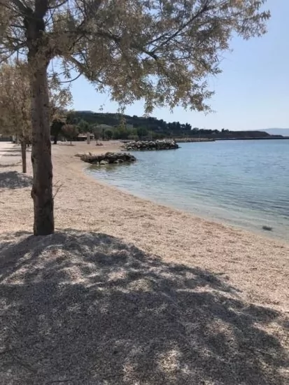 Dugi Rat pláž s pozvolným vstupem do moře.