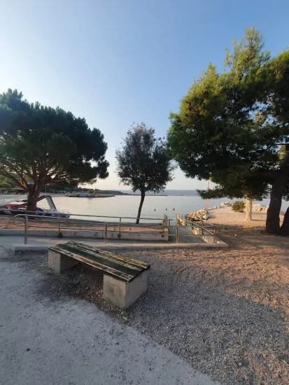 Oblázková pláž do 50 m pěší chůzí.