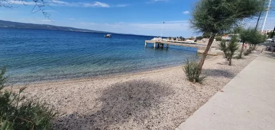 Dugi Rat oblázková pláž.