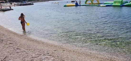 Oblázková pláž do 50 m pěší chůzí.