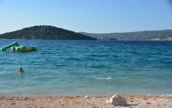 Ražanj - zátoky s oblázkovými plážemi.